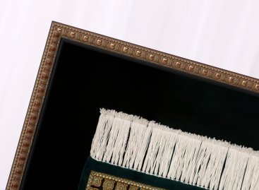 Zelený perský koberec v hlubokém rámu na černé sametové paspartě