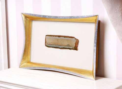 Výrazný roh zakázkového rámu tvaru špičky v kombinaci ručního zlacení zlatem a stříbrem