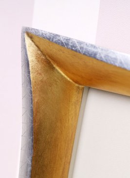 Výrazný roh zakázkového rámu tvaru špičky v kombinaci ručního zlacení zlatem a stříbrem