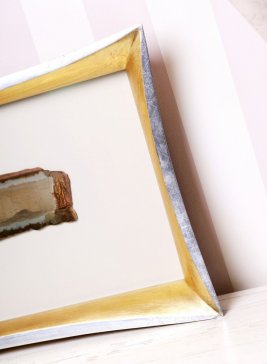 Zříceninový mramor v moderním zakázkovém rámu kombinujícím zlato se stříbrem, patinou a jemným geometrickým dekorem