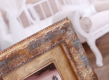 Zakázkově vyzlacená a patinovaná pasparta ladí k omšelému vzhledu rámu