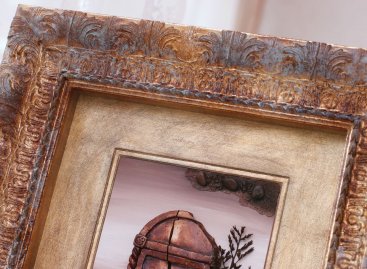 Pasparta je zakázkově zlacená a patinovaná do starého vzhledu