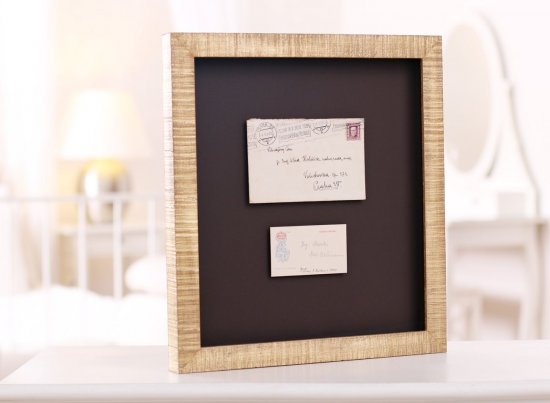 Muzeální rámování starého dopisu a dopisnice do zlatého rámu