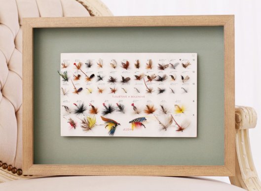 Zakázkové rámování rybářských mušek do přírodního rámu z borovicového masivu