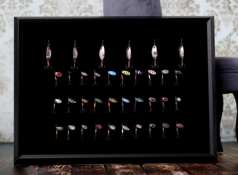 Zakázkové objektové rámování rybářských třpytek do moderního černého rámu