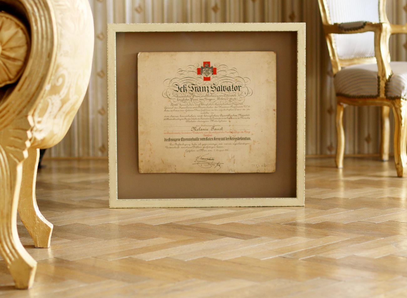 Prostorové rámování historického diplomu do krémového obrazového rámu | © Frame-it.cz