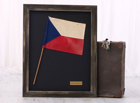 Rámování vlajky z demonstrací v listopadu 1989