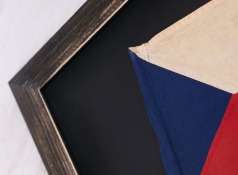 Rámování vlajky z demonstrací v listopadu 1989