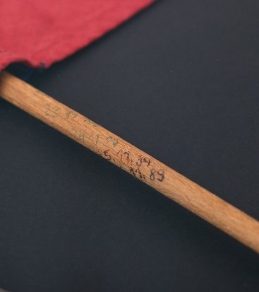 Rámování vlajky z demonstrací v listopadu 1989