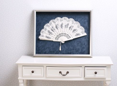 Rámování historického vějíře na sametu v hlubokém stříbrném rámu