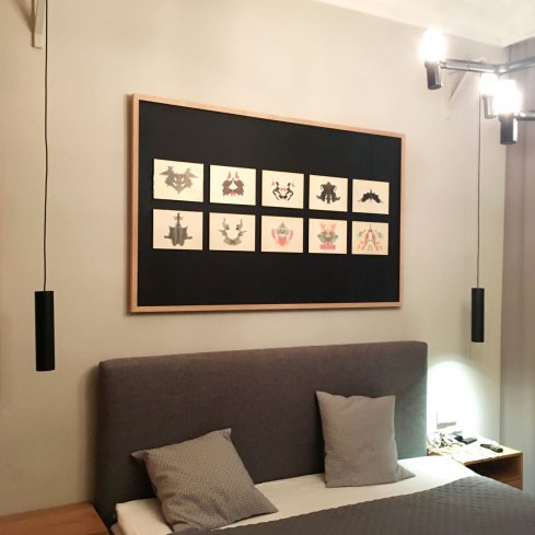 Rohrschachovy skvrny v dubovém rámu jsou výrazná interiérová dekorace v ložnici