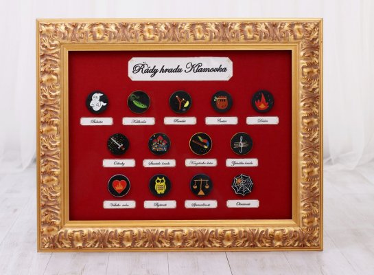 Honosné rámování dětských medailí na červené látce a ve zlatém rámu