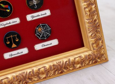 Honosný zlatý rám a červená látka na dětských medailích 