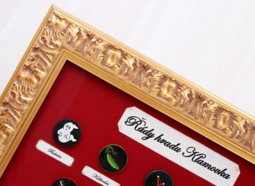 Dětské řády a medaile ze školky ve zlatém rámu