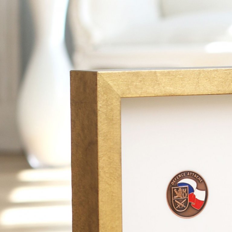 Zlatý hluboký rám s 3D efektem se zarámovanými medailemi 