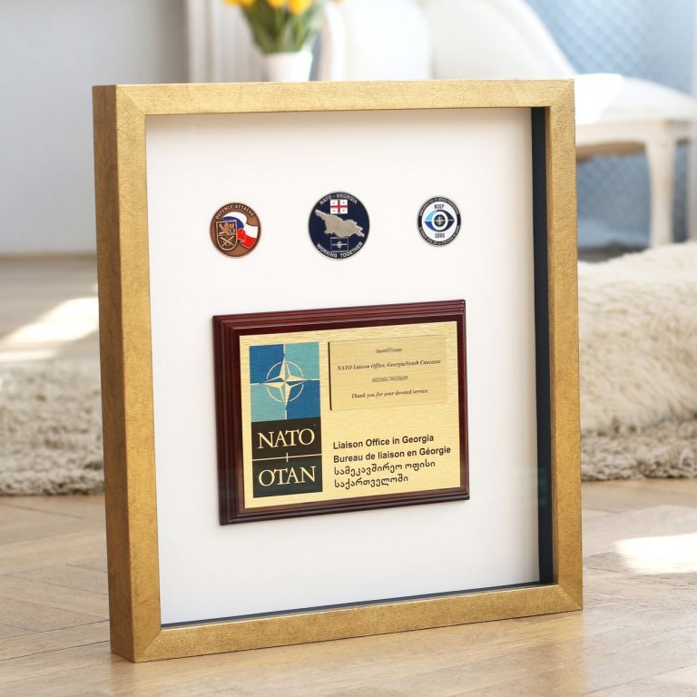 Rámování vojenských medailí a služebních vyznamenání NATO do zlatého rámu
