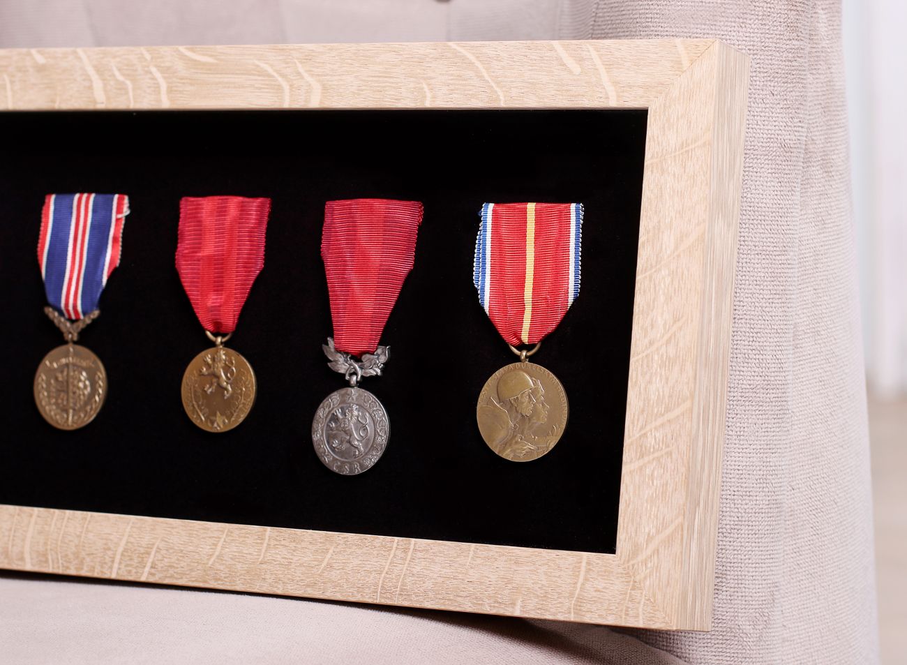 Rámování vojenských vyznamenání a medailí do hlubokého dubového rámu | © Rámařství Frame it.cz