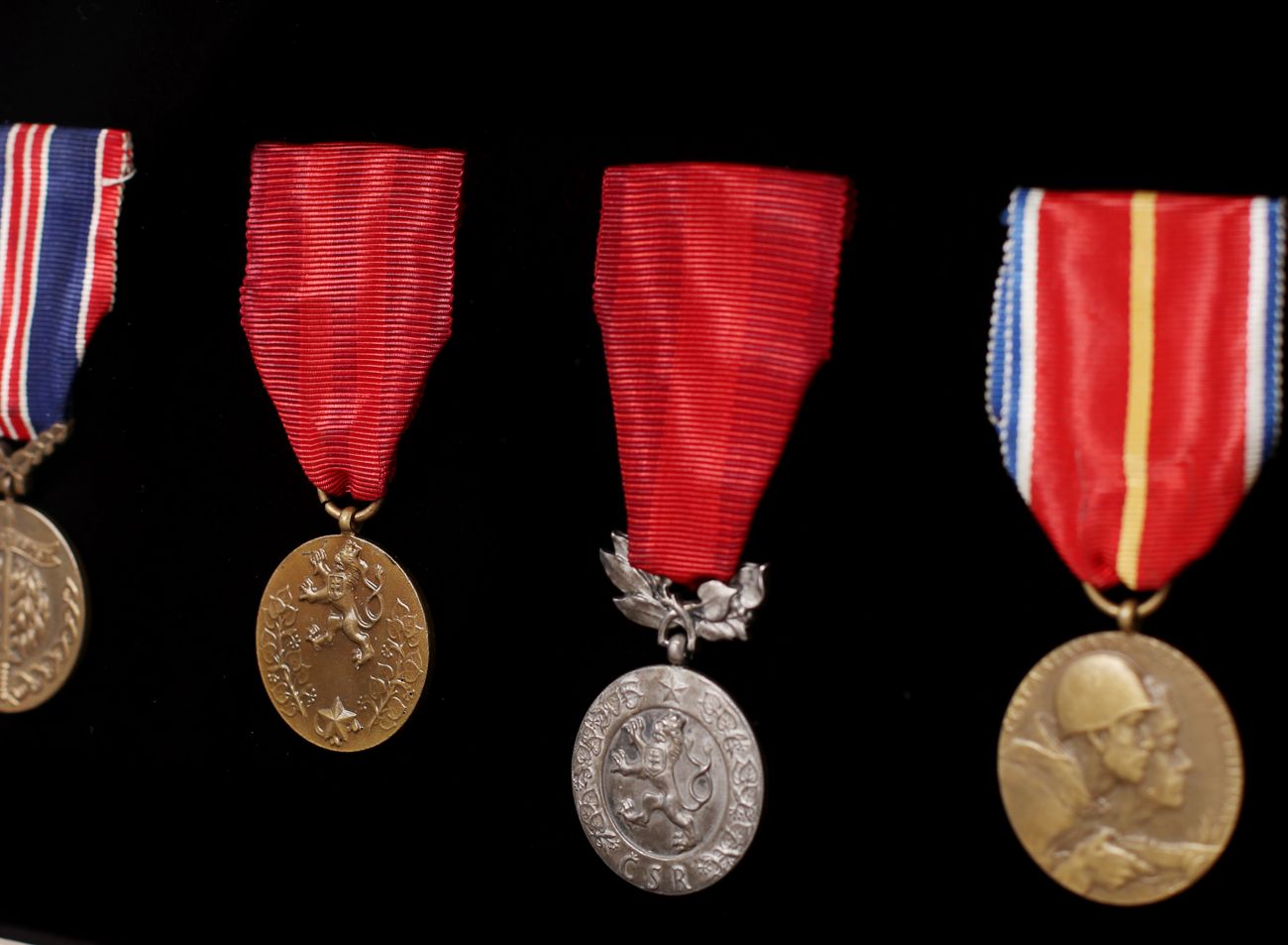Rámování vojenských vyznamenání a medailí na černém sametu | © Rámařství Frame it