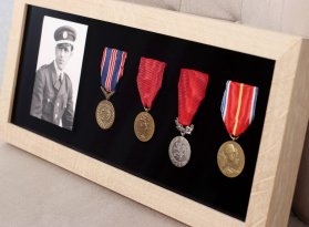 Rámování vojenských vyznamenání a medailí s fotografií nositele