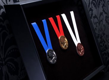 Sada hokejových medailí zarámovaná v prostorovém 3D rámu na černém sametu