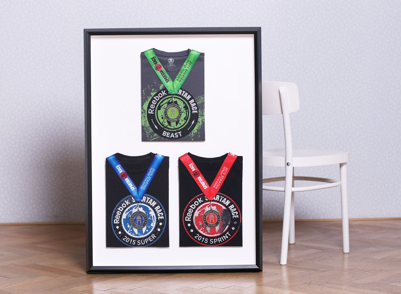 Medaile a trička Spartan Race v hlubokém černém rámu | © Frame-it.cz