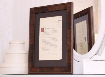 Oboustranné rámování historické smlouvy do dřevěného dýhovaného rámu