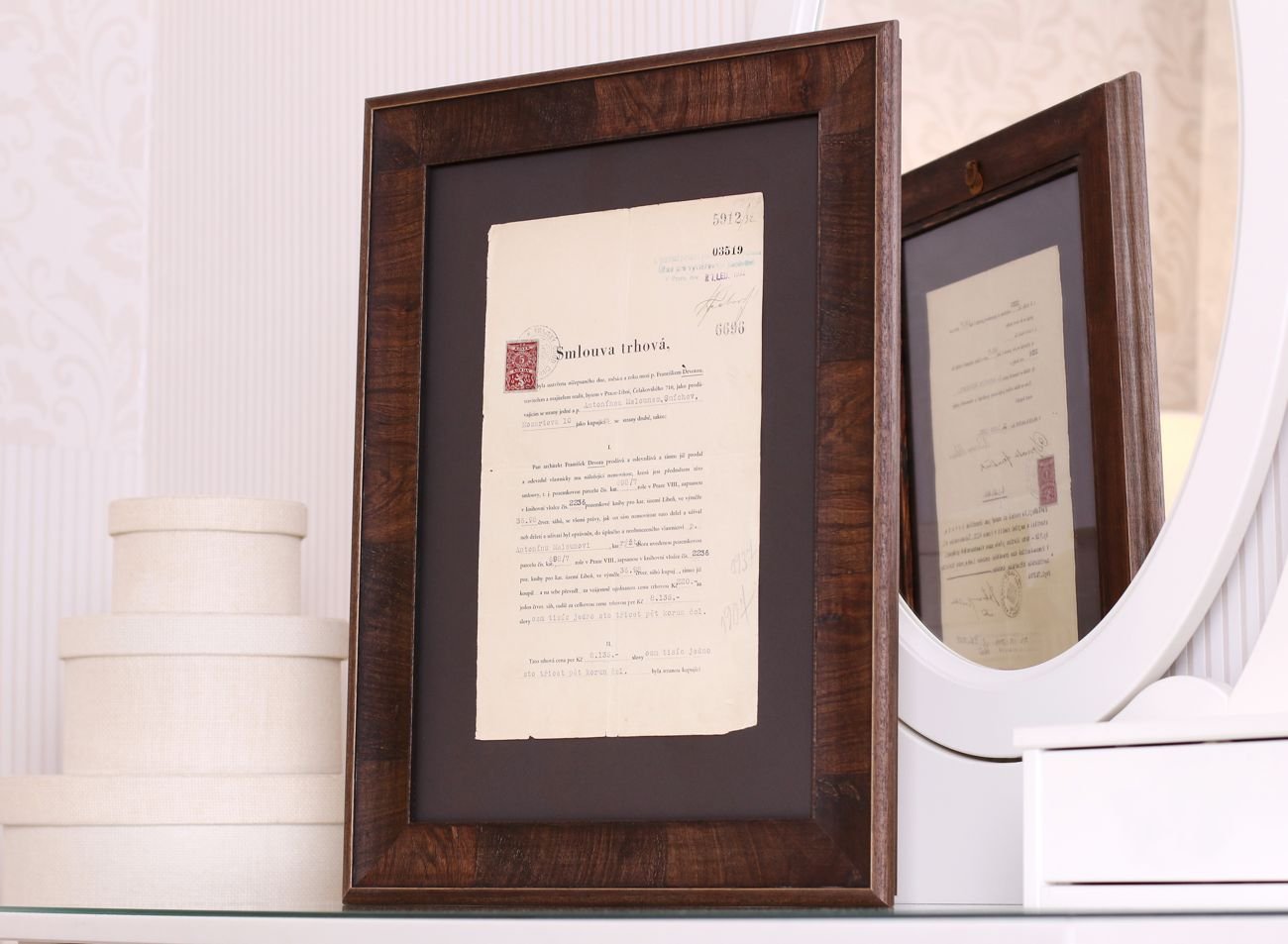 Oboustranné rámování historické smlouvy do dřevěného dýhovaného rámu