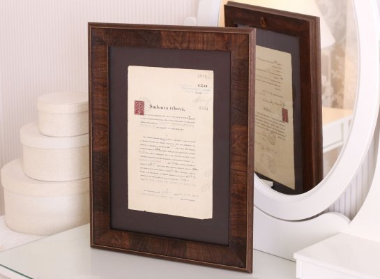 Dokument v oboustranném dřevěném rámu