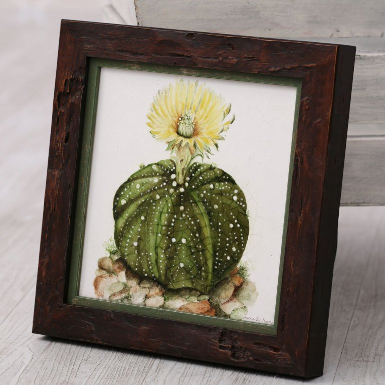 Hnědý surový dřevený rám se zelenou filetou orámovává moderní kachel s malbou kaktusu