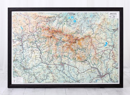 Plastická reliéfní mapa Krkonoš zarámovaná bez pasparty a skla přímo do tmavohnědého rámu z kartáčovaného smrku.
