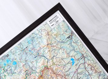 Tmavohnědý vesnický rám z kartáčovaného masivního smrkového dřeva s pravým horním rohem zarámované plastické mapy Krkonoš a legendou k mapě.