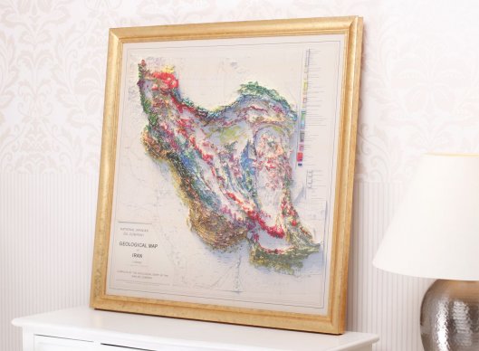Rámování moderní mapy Iránu do elegantního zlatého rámu bez pasparty