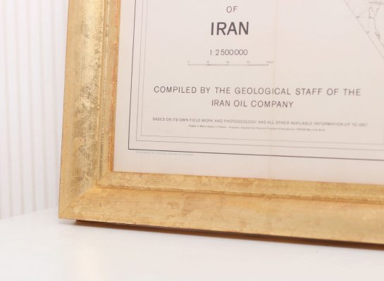 Elegantní zlatý profilovaný rám na moderní mapě Iránu