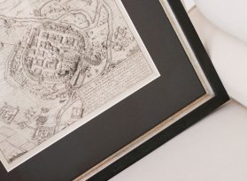 Rámování historické mapy Plzně s tmavou paspartou a luxusním černo-stříbrným rámem