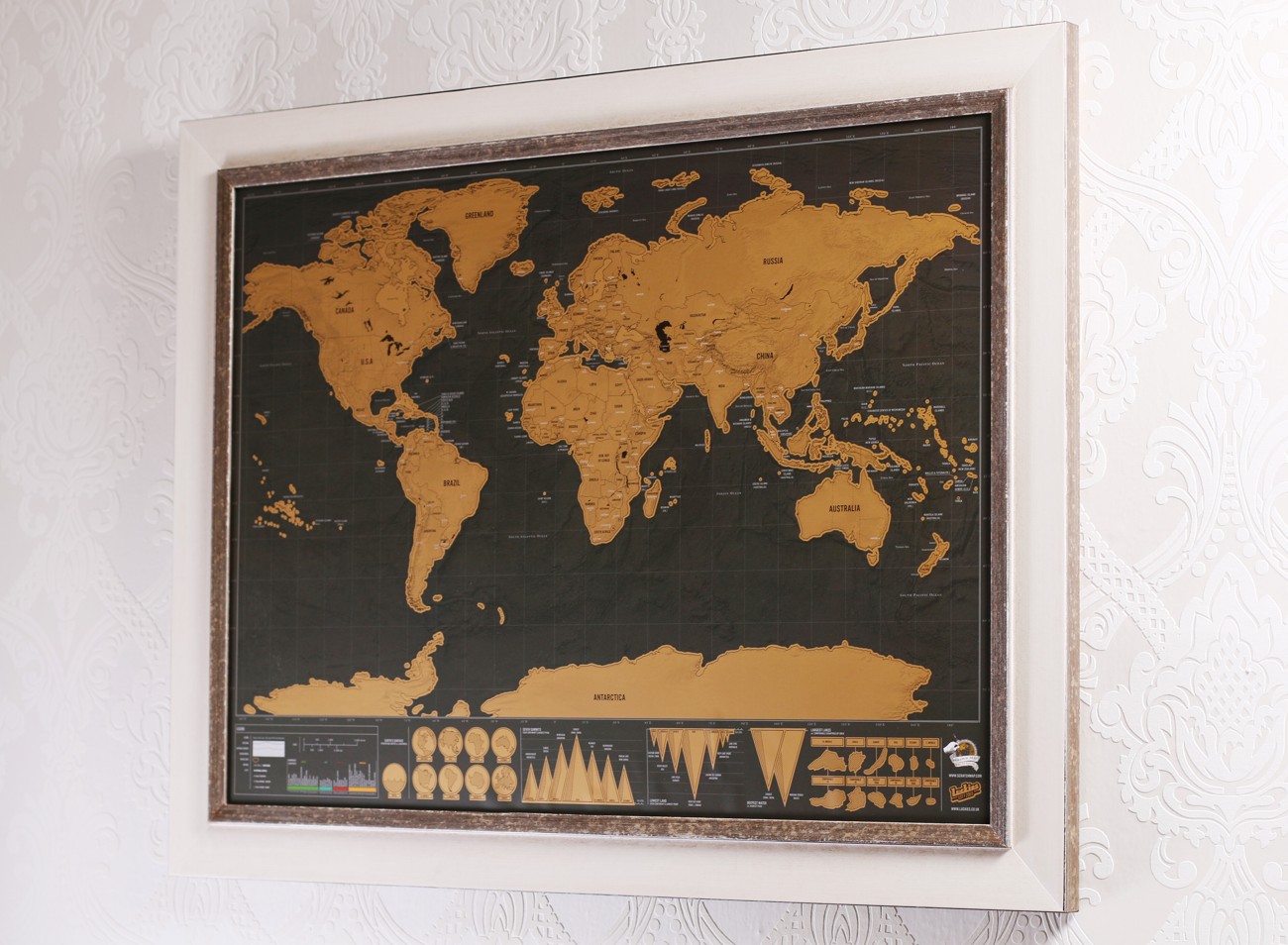 Škrábací mapa Světa v italském bílo-hnědém rámu