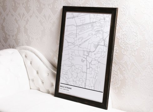Rámování mapy Prahy - Malé Strany do černého dřevěného rámu stylu shabby chic