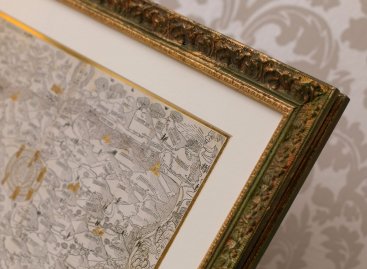 Neobvyklý ornamentální rám v kombinaci zelené a zlaté dokonale ladí s rámovanou mapou