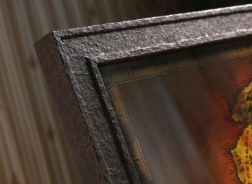 Železný rám s mapou Středozemě ladí a evokuje atmosféru Pána prstenů