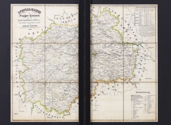 Obě poloviny mapy Prahy na sebe v rámech dobře navazují