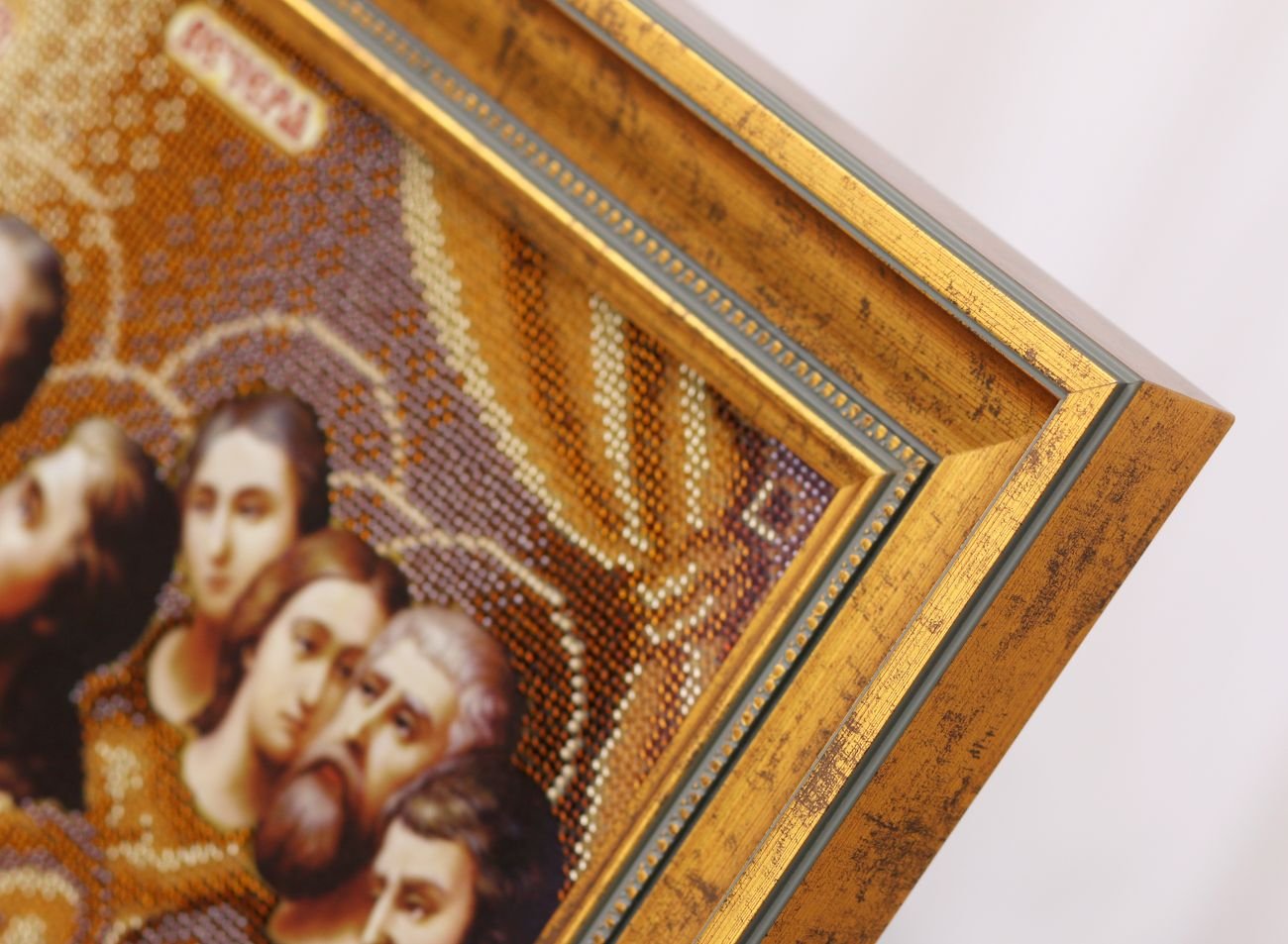 Rámování korálkové výšivky poslední večeře v tradičním zlatém rámu