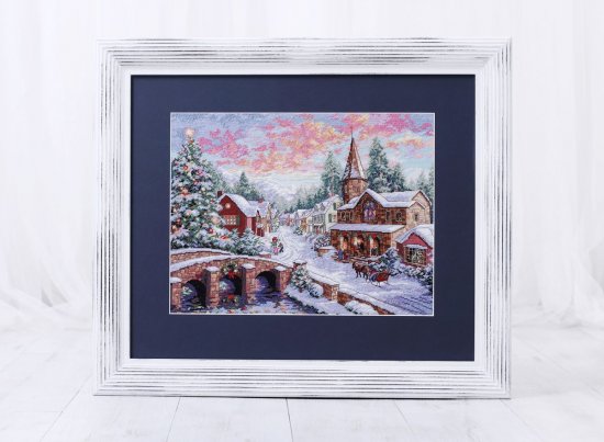 Zarámovaná výšivka Vánoční vesnice v bílém rámu se sklem a paspartou