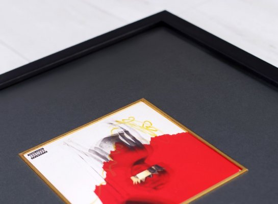 Zlatá fileta i černá pasparta ladí s barvami zarámovaného CD Rihanna Anti a drží jej v rámu bez jakéhokoli poškození lepením.