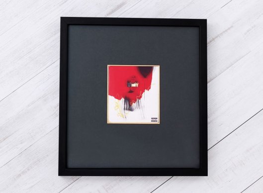 Muzeální zarámování signovaného CD Rihanna Anti v moderním černém rámu s černou paspartou a zlacenou filetou.