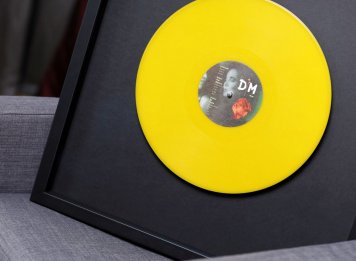 Moderní černý rám s černým podkladem pro žlutou LP desku Depeche Mode s detailem zakázkového držáku
