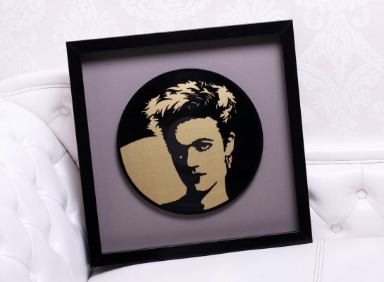 Rámování vyřezané LP desky Roxette do moderního černého lesklého rámu s 3D efektem a šedám a zlatým podkladem pod vinylem.