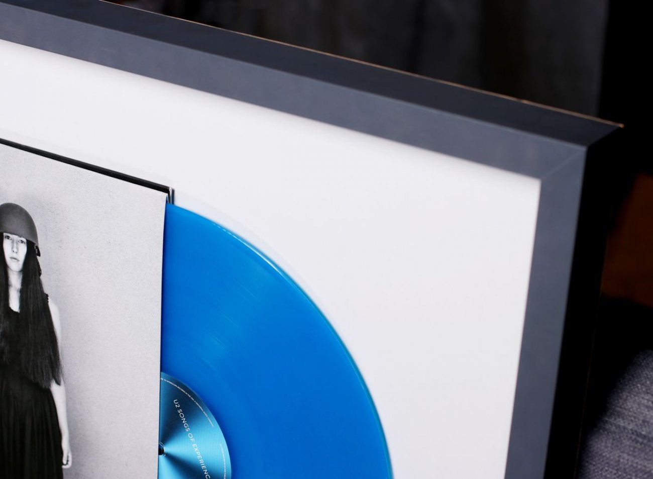 /WEB-galerie/12-lp-cd-desky-vinyl/u2-songs-of-experience/matny-sedy-ram-lp-u2-experience.jpg