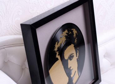 Zarámovaná gramodeska se vznáší v hlubokém moderním rámu