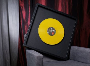 Moderní černý rám s černým podkladem pro LP desku Depeche Mode se zakázkovým držákem