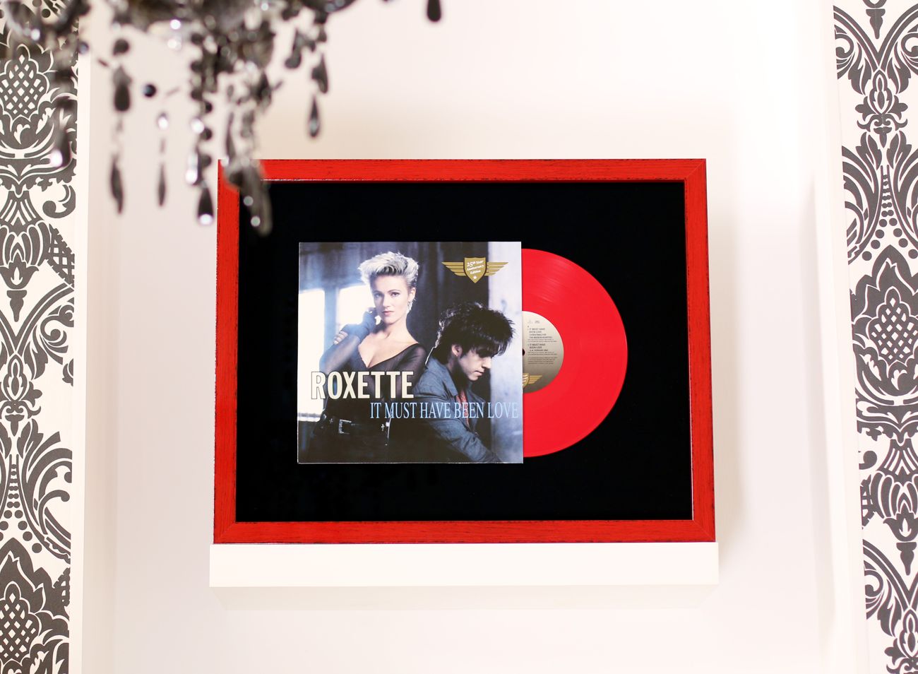Prostorové rámování LP desky Roxette na sametový podklad do červeného rámu | © Frame-it.cz