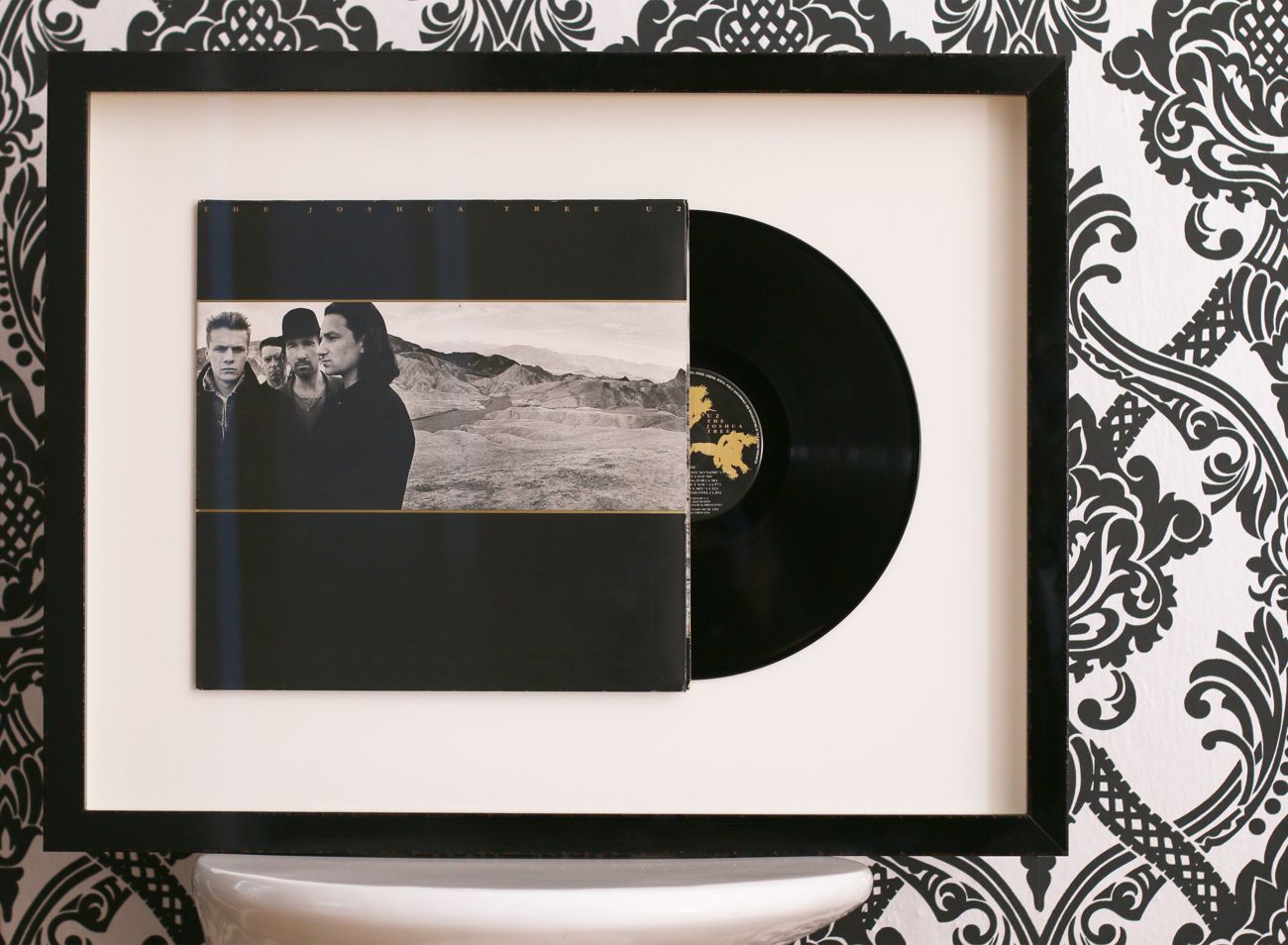 Moderní prostorové rámování Vinylu LP U2 The Joshua Tree do černého rámu | © Frame-it.cz
